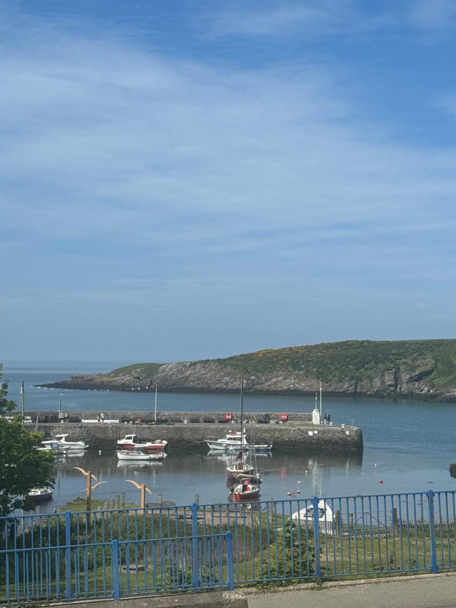 The Harbour Bar & Bistro 호텔 세매즈베이 외부 사진